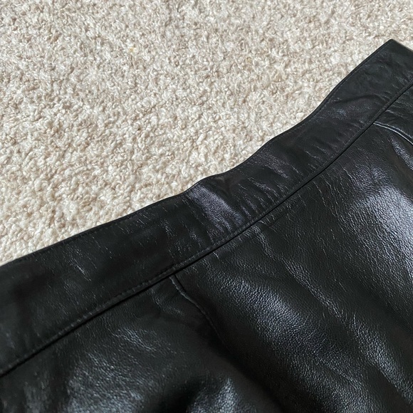 St. John black leather mini skirt • Vintage • Size 6 - Picture 9 of 9